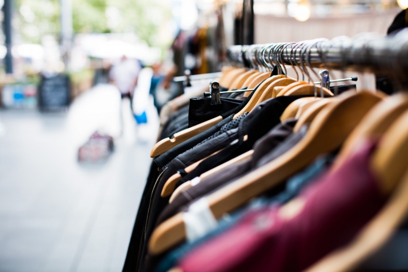magasin-FIGANIERES-min_blur_close_up_focus_hanger_jacket_market_people_rack-1176303