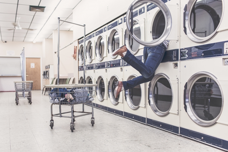 magasin-FIGANIERES-min_people-woman-laundry-laundromat-interior-design-art-946996-pxhere.com