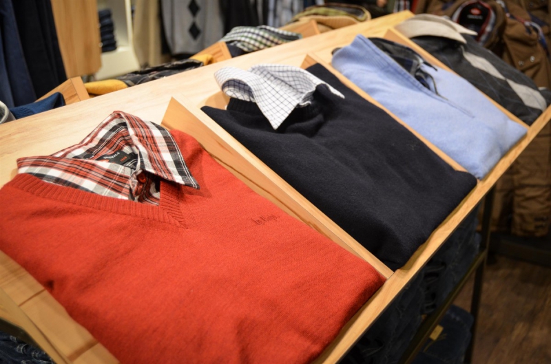 magasin-FIGANIERES-min_sweater_sweaters_shirts_exhibition_shop_shopping_shelf_buy-940699